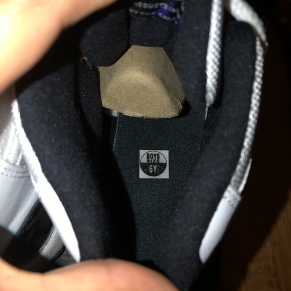 Air Jordan 11s Concords (GS) - Picture 6 of 8